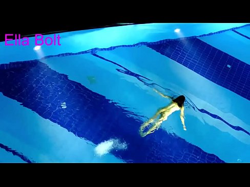 ❤️ Non podo deixar de mirar, unha moza loira que é sorprendida nadando espida na piscina do resort ELLA BOLT ❤️ Vídeo de sexo en % gl.truedating.top % ️❤